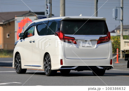 白いミニバン 108386632