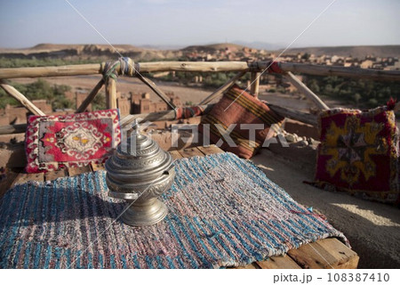 モロッコのアイットベンハドゥのカフェ 108387410