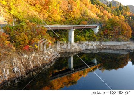 飛騨高山 丹生川ダムの紅葉 飛騨高山 丹生川ダムの紅葉 108388054