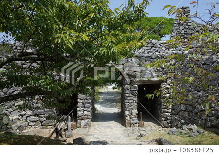 今帰仁城跡の平郎門風景_沖縄 108388125