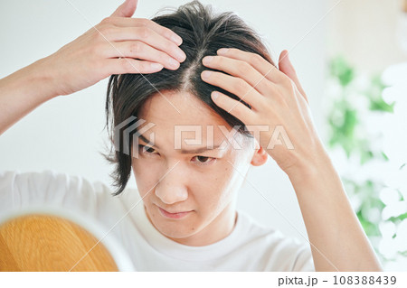 抜け毛を気にする若い男性 108388439