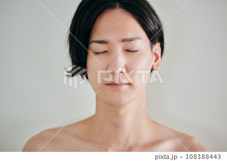 目を閉じる上半身裸の若い男性 108388443