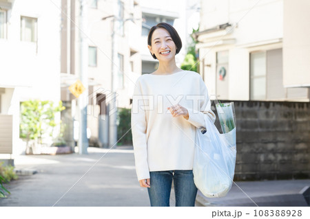 買い物袋を持つ女性 108388928