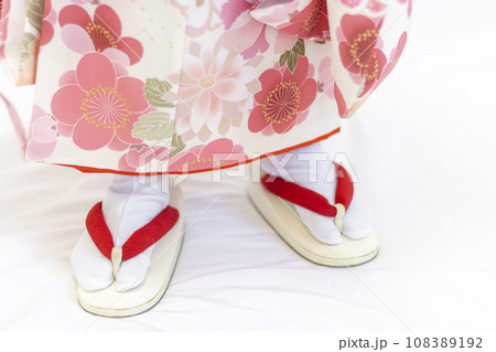 七五三の着物を着た女の子の足(3歳、日本人) 七五三の着物を着た女の子の足(3歳、日本人) 108389192
