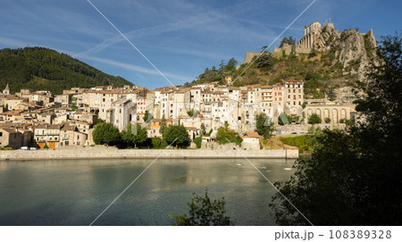 Panoramic view of old Sisteron village with its old buildings Panoramic view of old Sisteron village with its old buildings 108389328