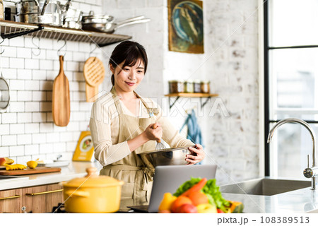 クッキング中の女性 108389513