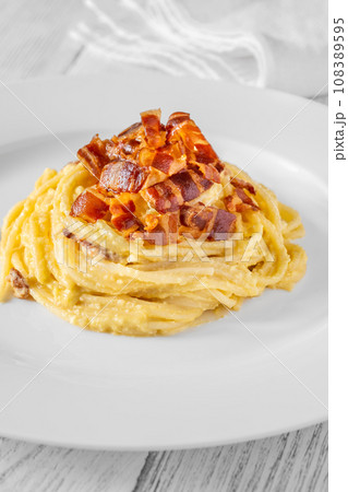Portion of carbonara pasta 108389595