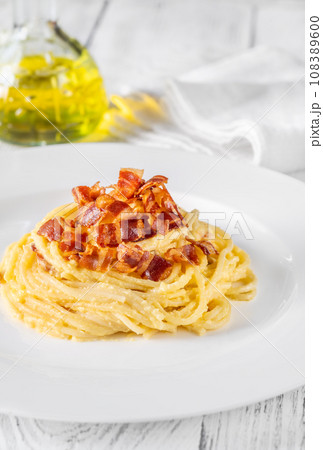 Portion of carbonara pasta 108389600
