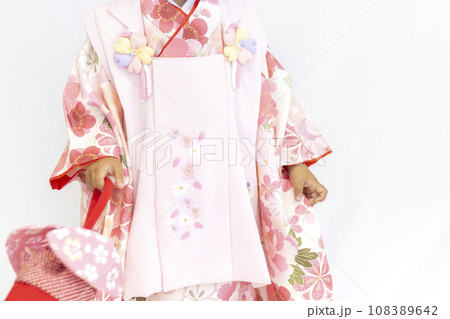 七五三の着物を着た女の子（3歳、日本人、顔無し） 108389642