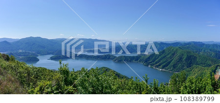 展望台から見下ろす三方五湖のパノラマ情景 展望台から見下ろす三方五湖のパノラマ情景 108389799