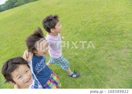 公園の草地で遊ぶ小学生たち 公園の草地で遊ぶ小学生たち 108389822