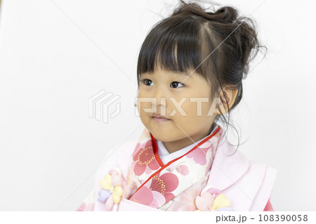 七五三の着物を着た笑顔の女の子(3歳、日本人) 七五三の着物を着た笑顔の女の子(3歳、日本人) 108390058