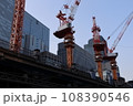 建設中のクレーンと工事中をするクレーン 108390546