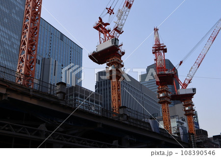 建設中のクレーンと工事中をするクレーン 108390546