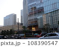 ビルの谷間に走る車 108390547