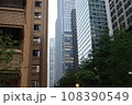 ビルの谷間から見える風景 108390549