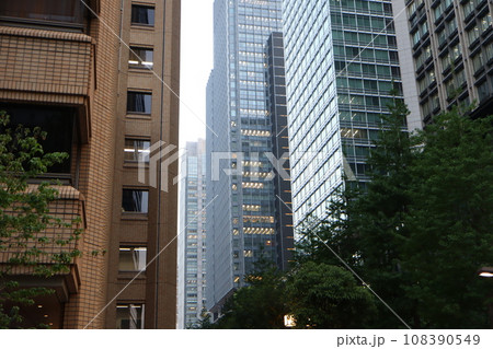 ビルの谷間から見える風景 ビルの谷間から見える風景 108390549