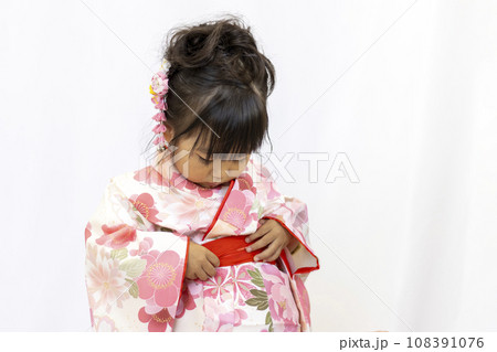 七五三の着物を着つけている女の子(3歳、日本人) 七五三の着物を着つけている女の子(3歳、日本人) 108391076