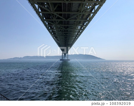 下から見た明石海峡大橋 108392019