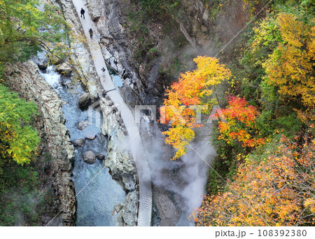 紅葉にかこまれた小安峡（秋田県湯沢市） 108392380