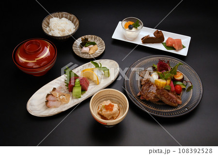 料亭のランチで出てくるミニ懐石料理のコース 108392528