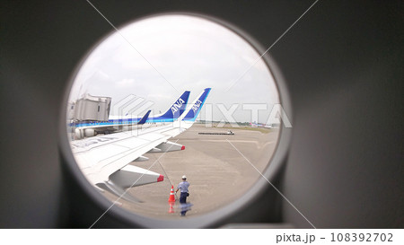 飛行機ドアの窓から見る空港の景色 飛行機ドアの窓から見る空港の景色 108392702
