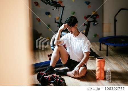 スポーツをする男性 108392775