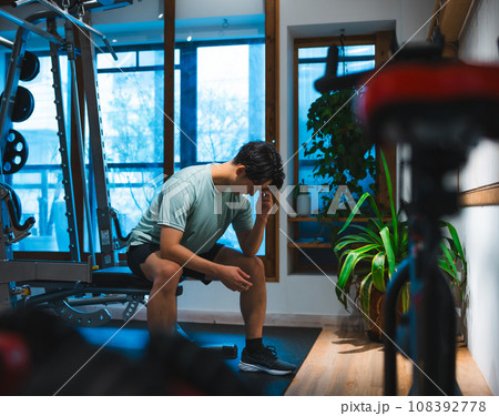 スポーツをする男性 108392778