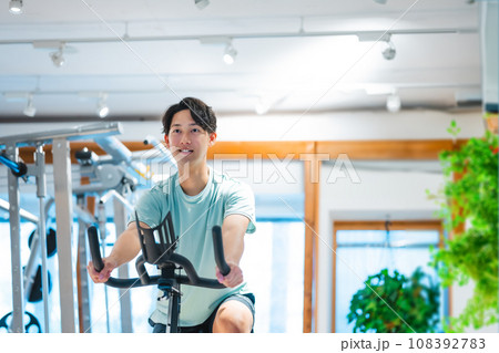 スポーツをする男性 108392783