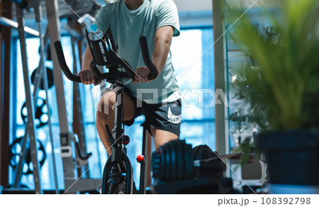 スポーツをする男性 スポーツをする男性 108392798