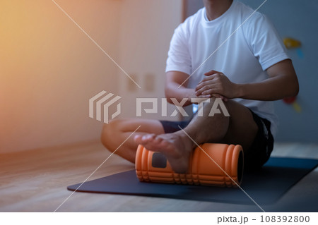 スポーツをする男性 108392800