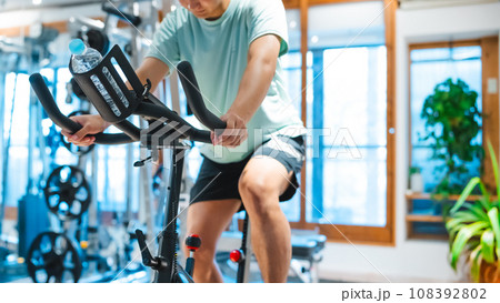 スポーツをする男性 スポーツをする男性 108392802