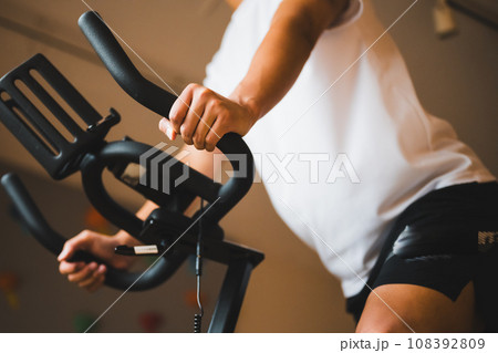 スポーツをする男性 108392809