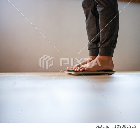 体重計に乗る男性 108392815