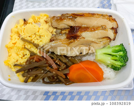 全日空国際線エコノミークラスの機内食(チキン照り焼きご飯) 全日空国際線エコノミークラスの機内食(チキン照り焼きご飯) 108392819