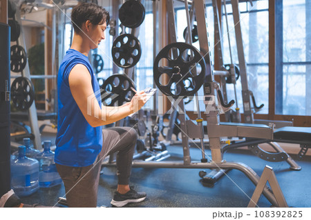 スポーツをする男性 スポーツをする男性 108392825