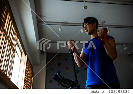 スポーツをする男性 スポーツをする男性 108392833