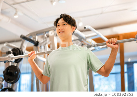 スポーツをする男性 108392852