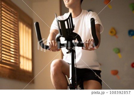 スポーツをする男性 スポーツをする男性 108392857