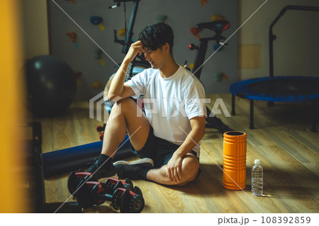 スポーツをする男性 スポーツをする男性 108392859