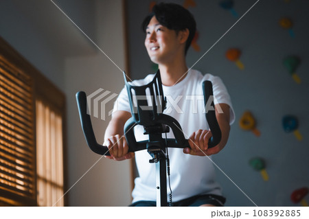 スポーツをする男性 108392885