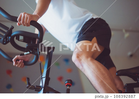 スポーツをする男性 108392887