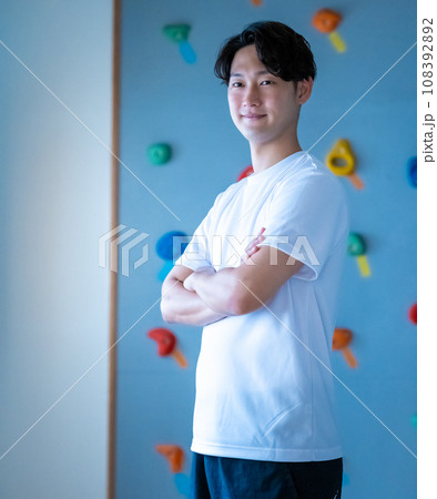スポーツをする男性 108392892