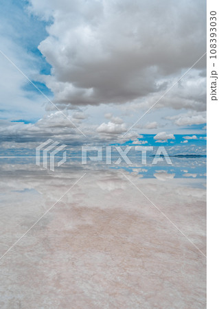 世界一の絶景雨季のウユニ塩湖の上下に反射する青と白の世界 108393030