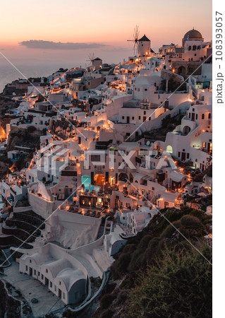 世界一の夕景と言われるギリシャサントリーニ島のイアの夕方の景色 108393057