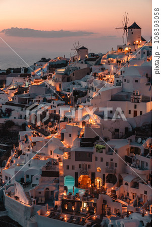 世界一の夕景と言われるギリシャサントリーニ島のイアの夕方の景色 世界一の夕景と言われるギリシャサントリーニ島のイアの夕方の景色 108393058