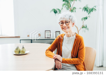 ダイニングでくつろぐシニアの女性 108393131