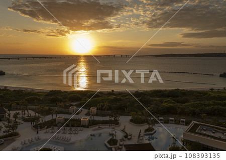 ヒルトン宮古島からの夕日ルーフトップバーより④ 108393135
