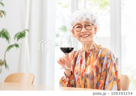 ワインを飲むシニアの女性 ワインを飲むシニアの女性 108393254