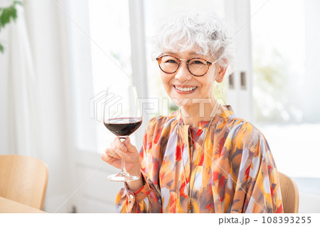 ワインを飲むシニアの女性 ワインを飲むシニアの女性 108393255